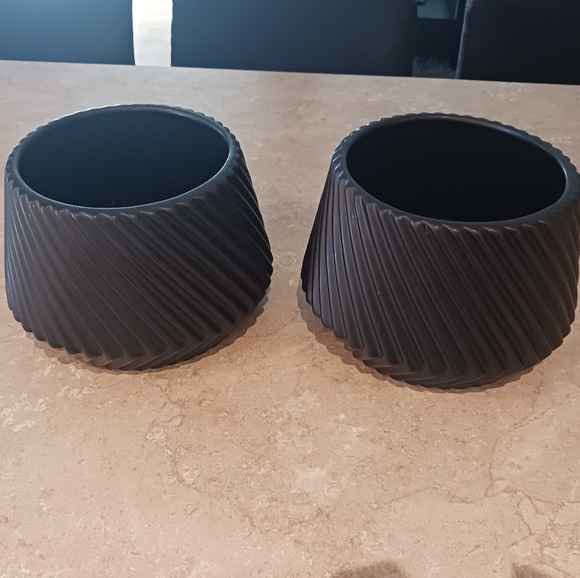 Brand New 2 Pack Matte Black Stylish Planters - Picture 3 of 9
